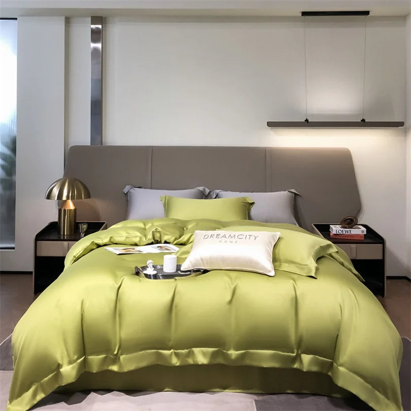 Luxuriöses olivgrünes Bambusbettwäsche-Set auf einem modernen Bett mit neutralem Kopfteil und minimalistischer Beleuchtung.