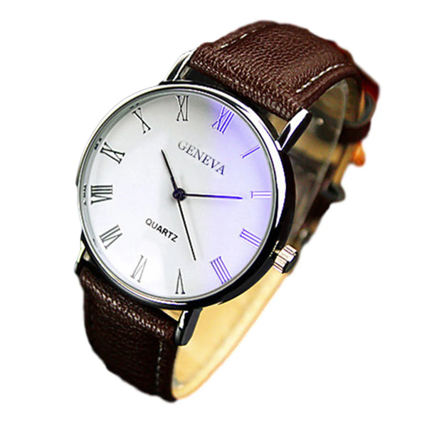 Reloj de correa de cuero marrón con caja de plata y esfera blanca con números romanos y acento azul.