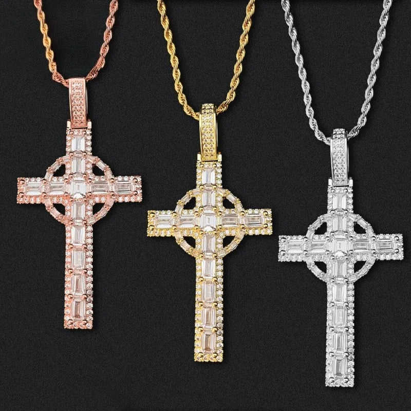 Trois colliers pendentifs en croix celtique glacés en or rose, or jaune et argent.