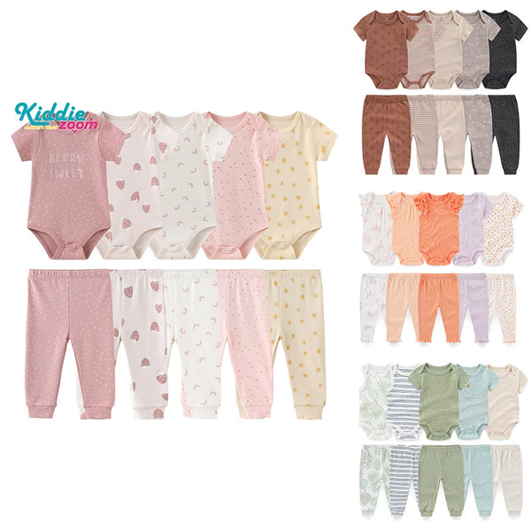 Juego de cuatro bodies y pantalones de algodón para bebé en colores pastel: rosa, beige y gris.