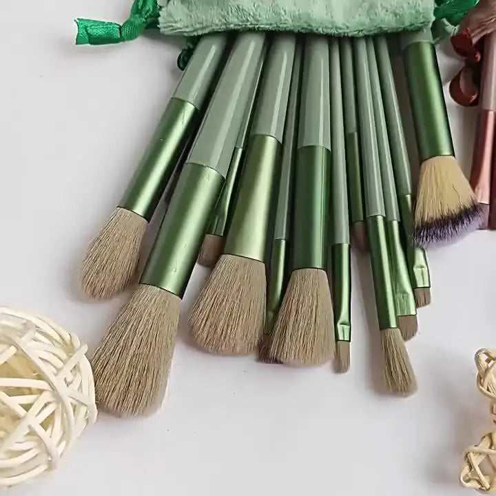Set luxuriöser veganer Make-up-Pinsel mit grünen Griffen und natürlichen Haarbürsten.