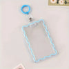 Porta tarjetas de acrílico transparente con borde azul claro, unido a un llavero azul.