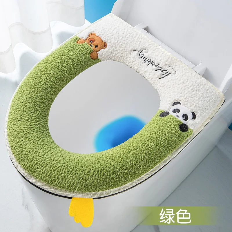 Tapa impermeable de asiento de inodoro verde peluche con diseño de oso y panda en un inodoro blanco.