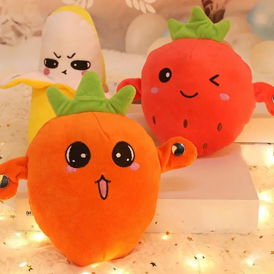 Oranges Spielzeug mit grünem Laub auf einer roten Erdbeere-Plüschfigur