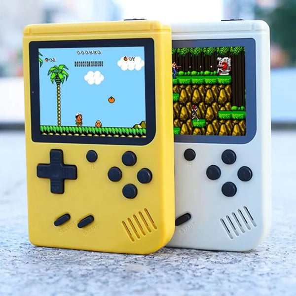 Console de jeu rétro jaune et blanche, affichant des écrans de jeux pixelisés.