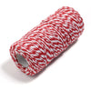 بكرة من خيط الروطان الأحمر والأبيض الملتوي للحرف والأديكور.