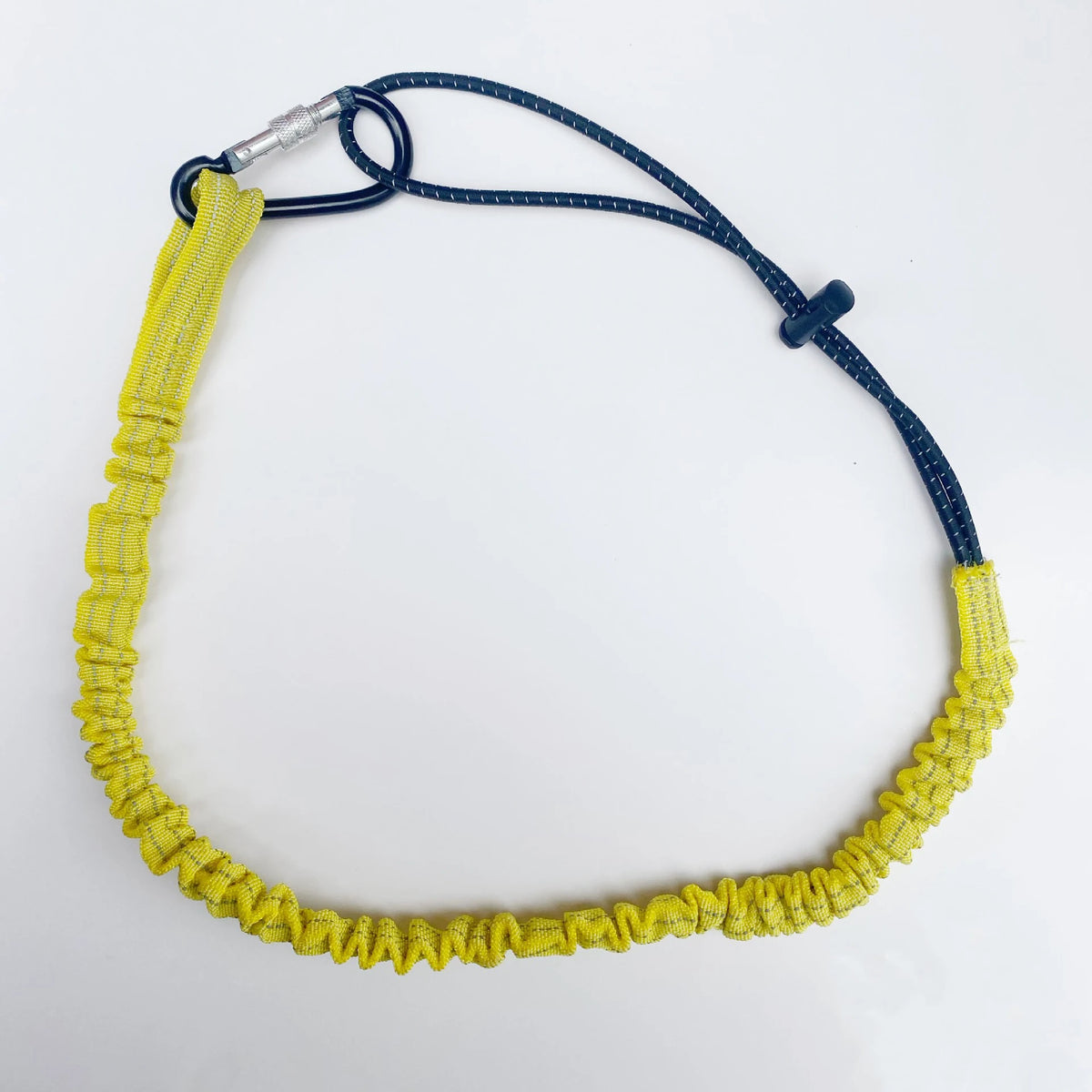 Sangle élastique jaune avec cordon et pince noire, utilisée pour vélos de montagne.