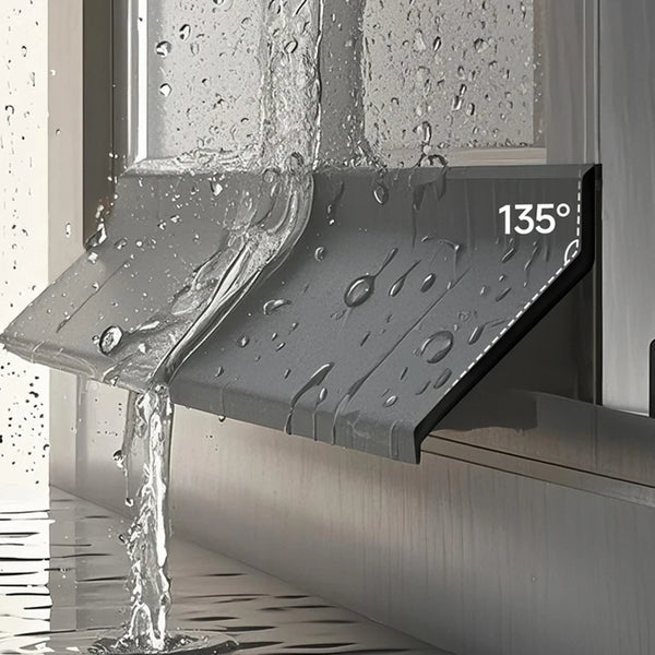 Goutte d'eau de la bande d'étanchéité d'une fenêtre coulissante grise sur une surface.
