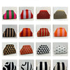 Colección de bolsos de mano tejidos en varios colores, incluyendo verde, rojo, naranja y negro.
