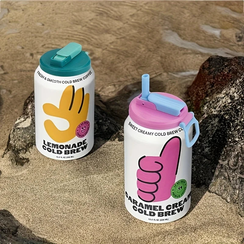 Weiße wiederverwendbare Trinkdose mit Aufschrift Lemonade Cold Brew, gelber Hand und türkise Kappe, neben einer rosa Caramel 