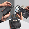 Schwarzes Kohlefaser-RFID-geschütztes Pop-up-Wallet zum Halten von Karten und Bargeld.