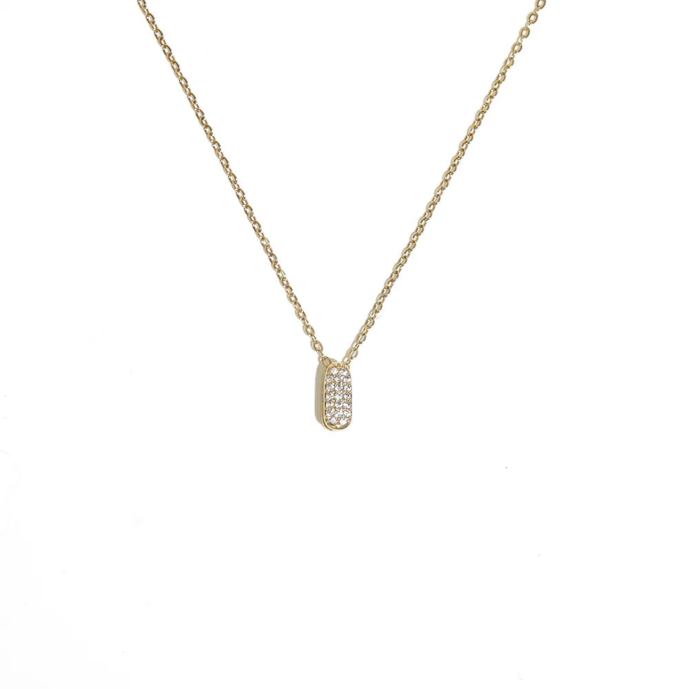 Collier en chaîne en or avec pendentif de lettre fait de zircons.