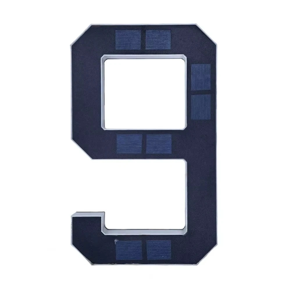 Número de casa azul oscuro iluminado por el sol con el numeral 9.