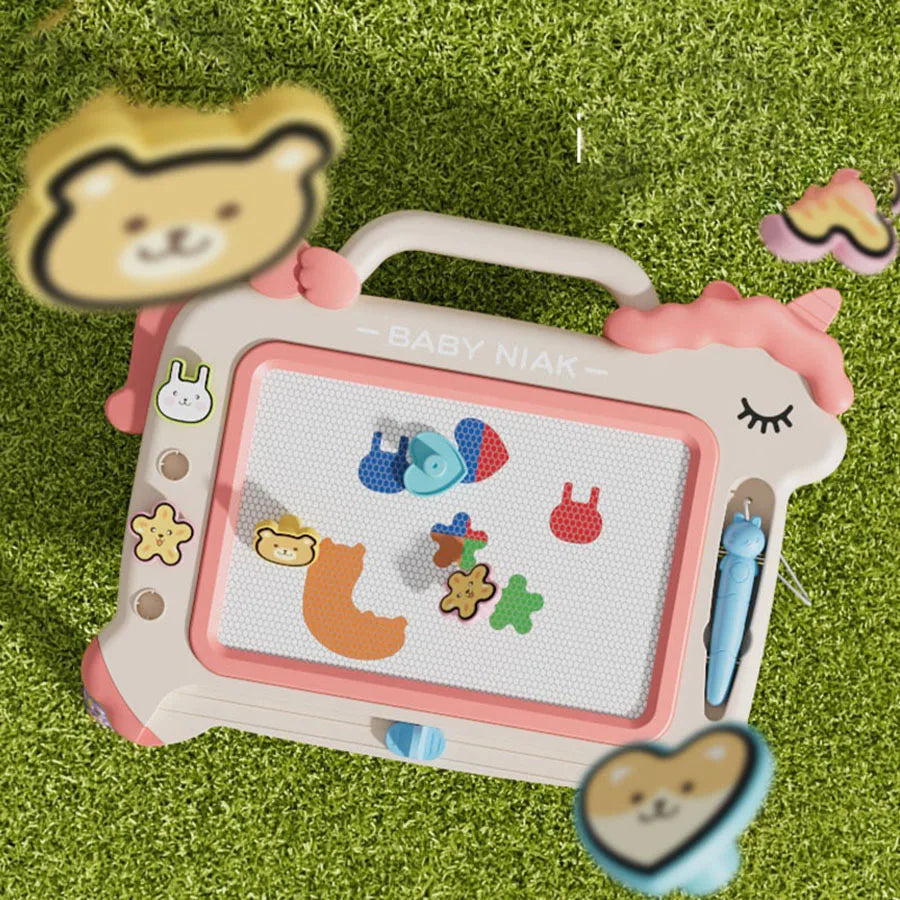 Rosa magnetische Zeichenplatte für Kinder mit tierförmigen Formen und einem Bärengesicht auf grünem Gras.