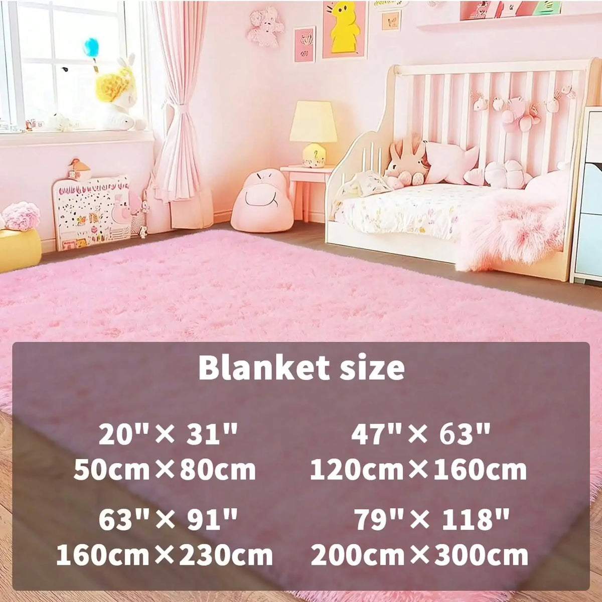 Pinker Plüschteppich mit langem Flor in einem hell beleuchteten Kinderzimmer ausgestellt.
