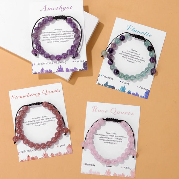 Drei natürliche Steinperlenarmbänder: Amethyst, Fluorit und Rosenquarz, präsentiert auf weißen Karten.