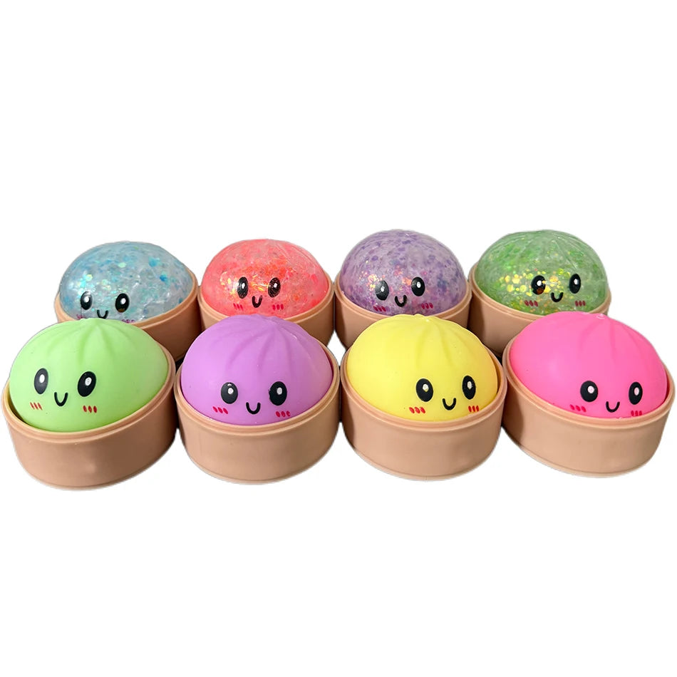 Ein Set von acht bunten Glitzer-Squishy-Dumpling-Sensorikspielzeugen in verschiedenen Pastelltönen.