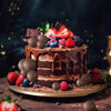Dunkle Schokoladenkuchen mit frischen Erdbeeren, Beeren und goldenen Kugeln auf silbernem Teller.