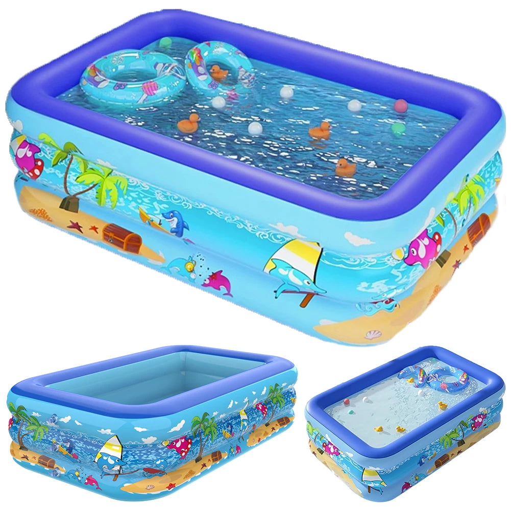 Grande piscine gonflable pour la famille remplie d'eau et de jouets.