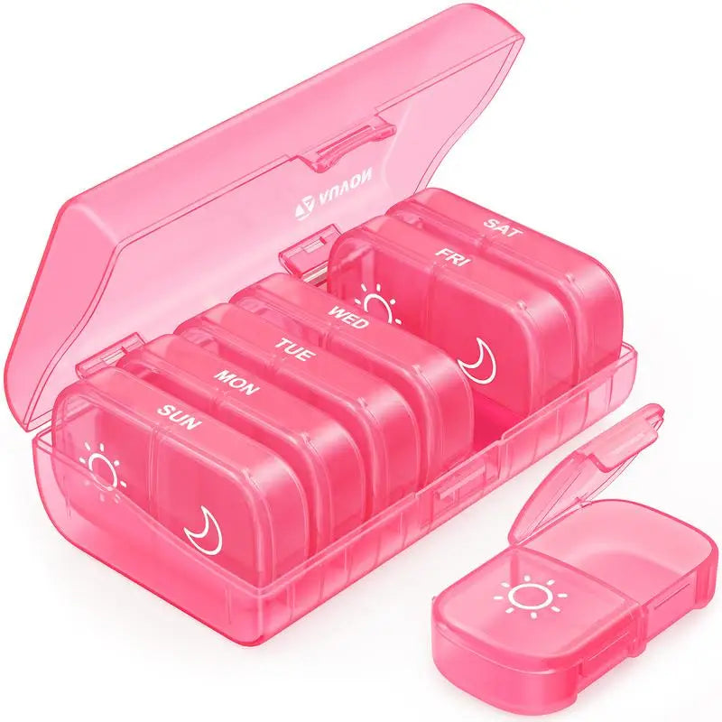 Pinker Wochenpillenorganizer mit Klappdeckeln, die verschiedene Wochentage zeigen.