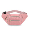 Sac bandoulière en nylon rembourré rose avec poche zippée et bretelle noire.