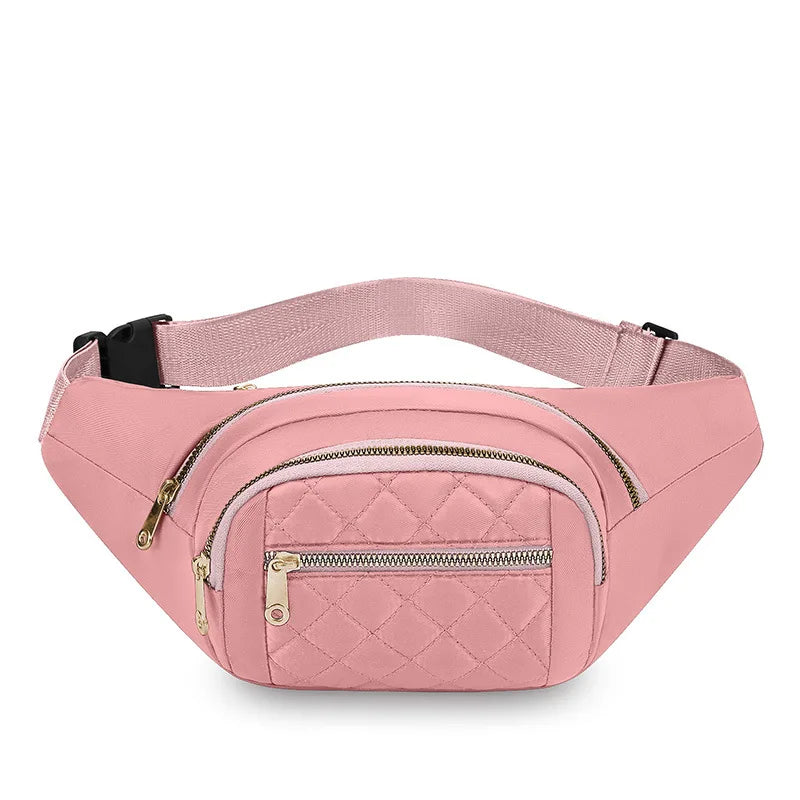 Sac bandoulière en nylon rembourré rose avec poche zippée et bretelle noire.