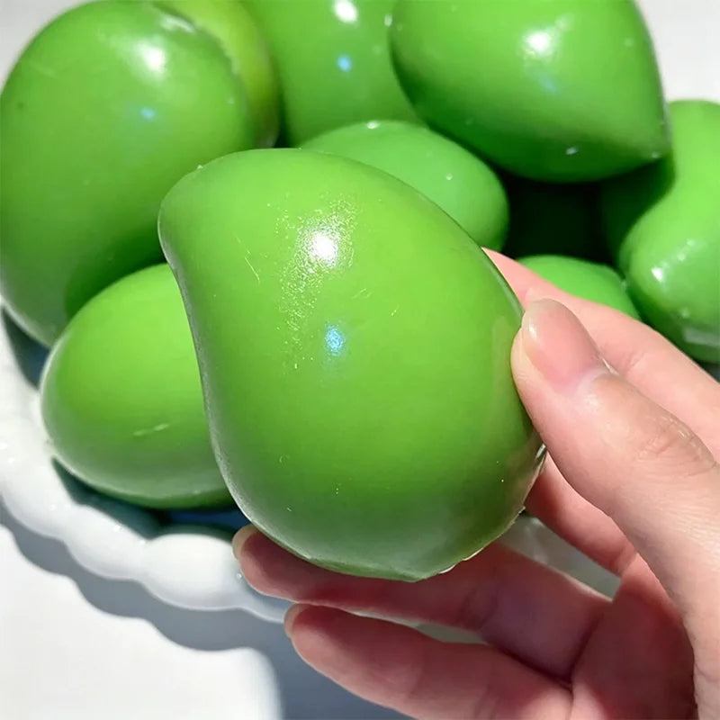 Eine Hand hält einen leuchtend limettengrünen therapeutischen Stressball mit glatter, ovaler Form.