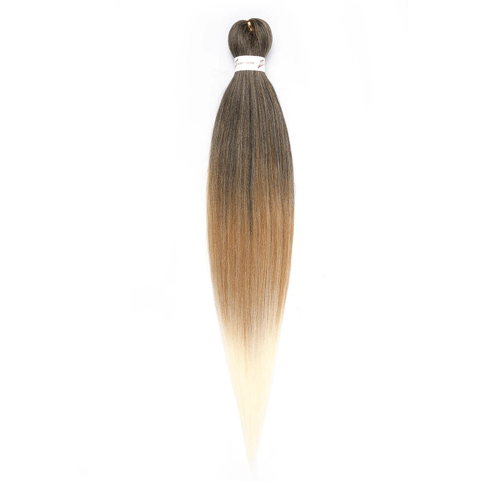 Vorgestreckte Ombré-Flechthaarverlängerungen mit einem Farbverlauf von dunkelbraun zu blond.