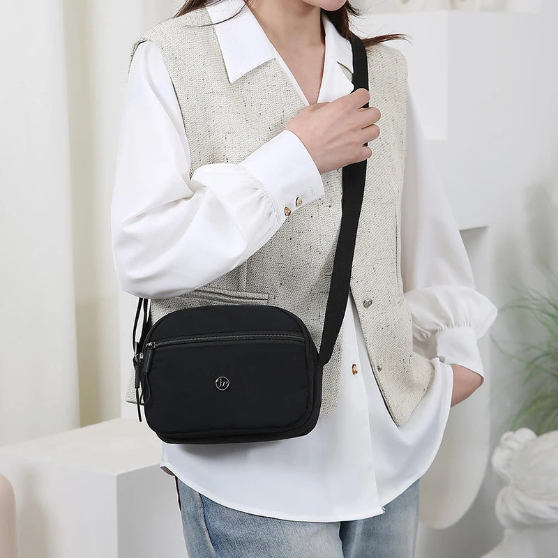 Bolso bandolera de nylon ligero con correa ajustable