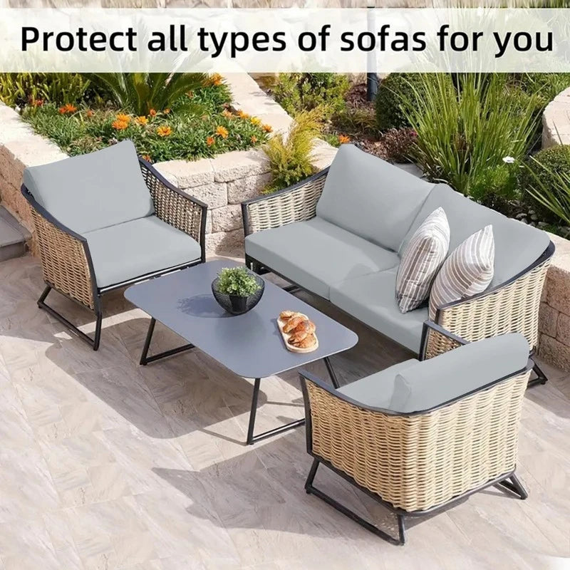 Fundas de cojines grises para sofás de exterior, protegiendo muebles de mimbre en un jardín.
