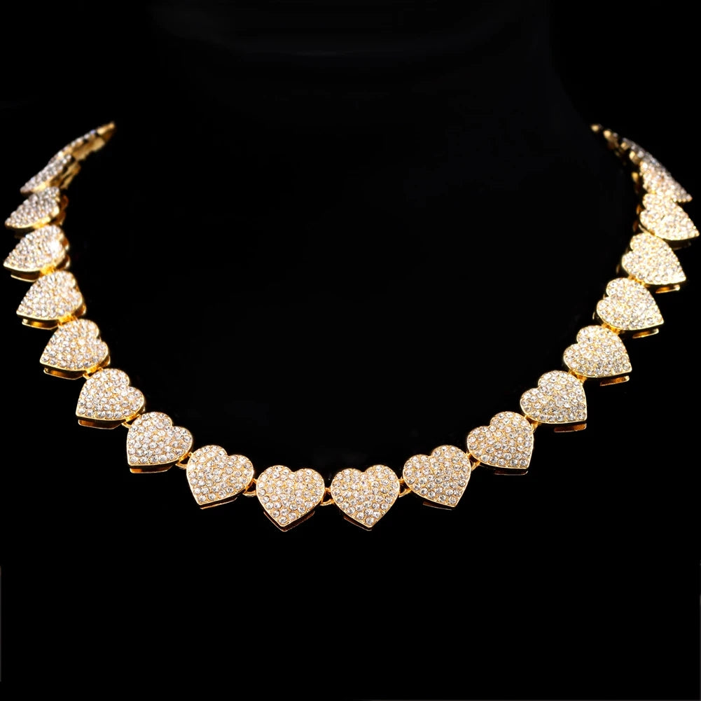 Collier de tennis en strass doré avec pendentif en forme de cœur.