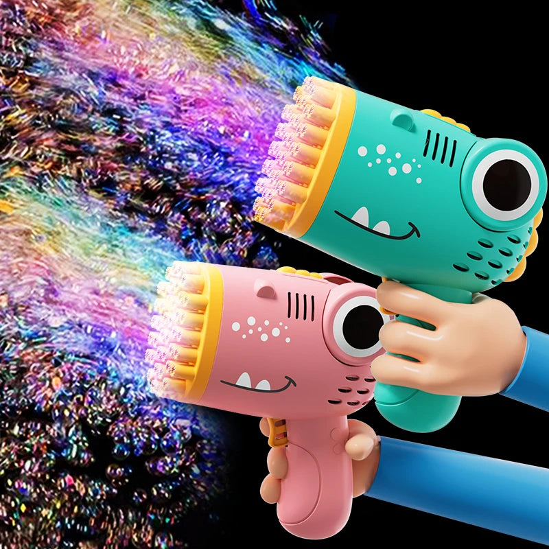 Une main tient un pistolet à bulles de dinosaure rose, crachant des bulles irisées colorées sur un fond noir.