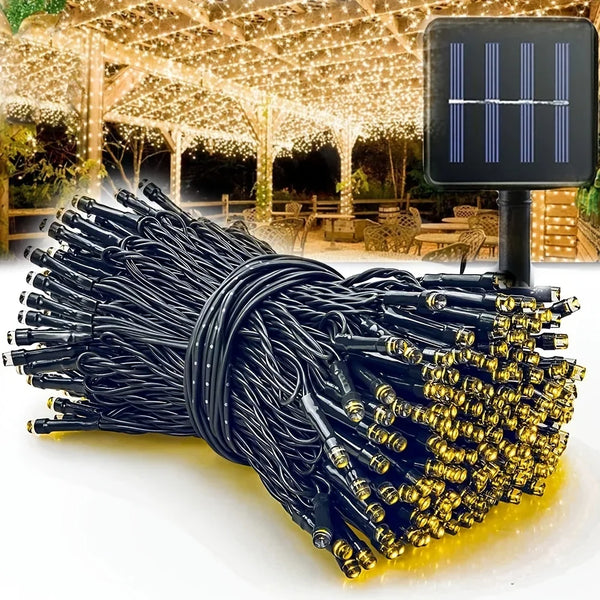 Un lote de luces de cadena solares negras para exteriores con puntas doradas y cables, listas para usar.