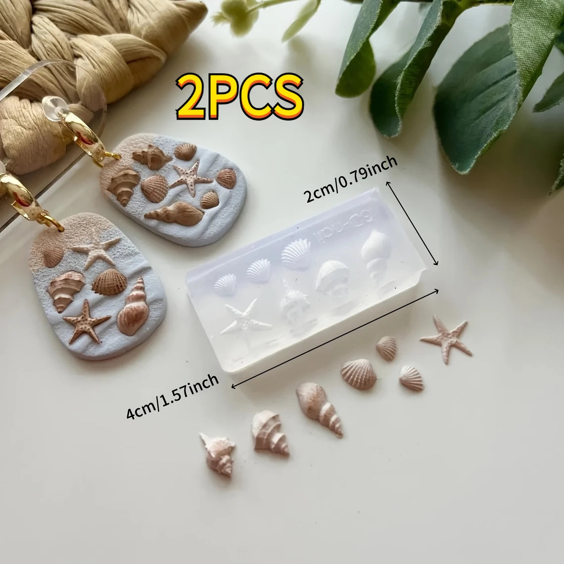 Deux moules en silicone en forme d'étoiles de mer et de coquillages sont exposés à côté d'un moule transparent contenant de l