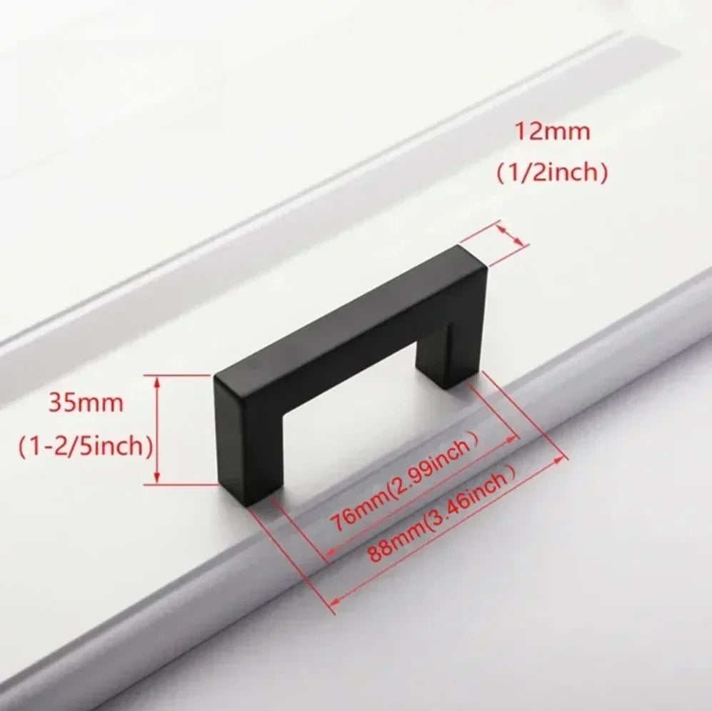 Schwarzer Edelstahl-Schrankgriff mit 12mm Dicke und 35mm Ausprägung vor weißem Hintergrund.