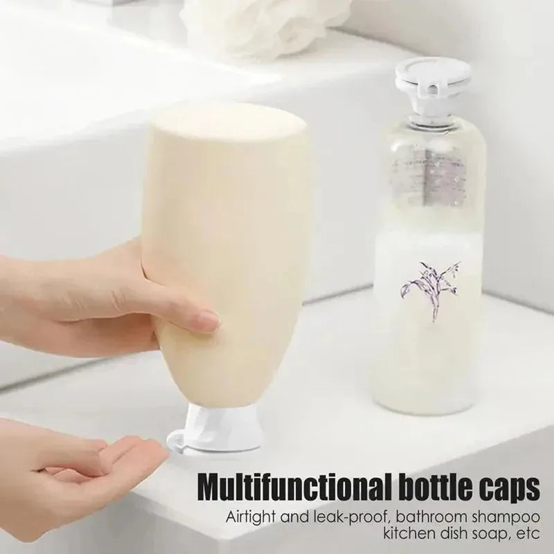 Eine Hand hält einen cremefarbenen Flaschenverschluss, eine andere Hand hält eine Glasflasche Seife.