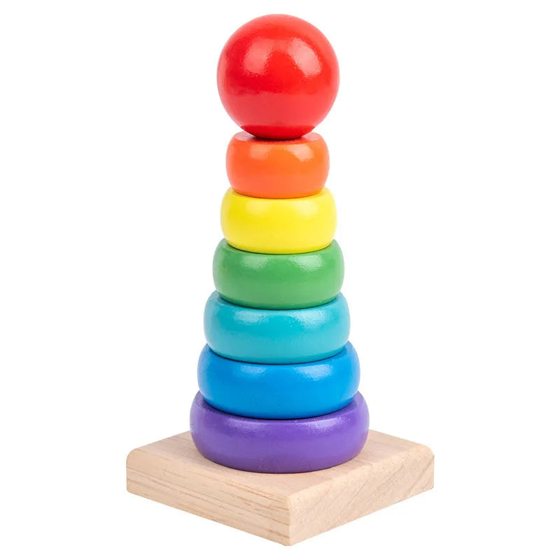 Une pile de blocs de construction en bois Montessori colorés dans l'ordre arc-en-ciel sur une base en bois clair.
