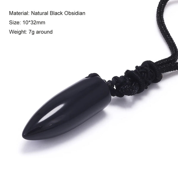 Pendentif en pierre d'obsidienne noire aux formes géométriques, attaché à un cordon en cuir foncé.