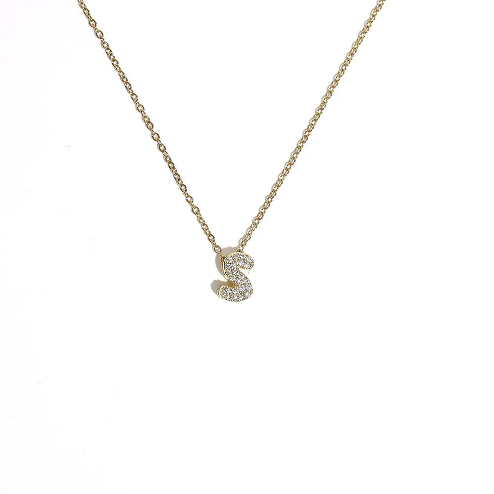 Collier en chaîne dorée avec pendentif de lettre initiale scintillant