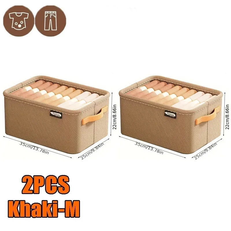 Zwei khaki-farbene Stoff-Kleiderschrankboxen mit Kleidung im Inneren.