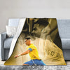 Großdruck mit Porträt von Ronaldinho auf einer Überwurfdecke.