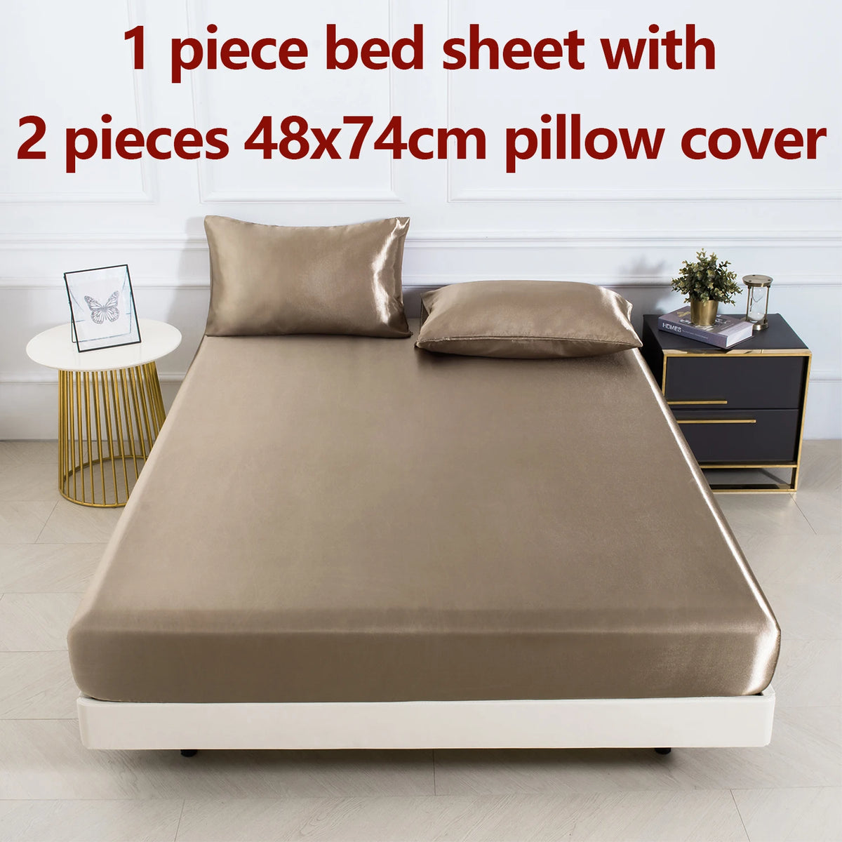 Ein beiger Satinbettlaken und zwei Kissenbezüge werden auf einem Bett präsentiert.