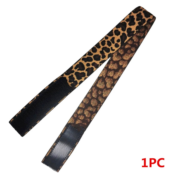 Banda de estampado de leopardo negro y marrón para pelucas, mostrada en diagonal.
