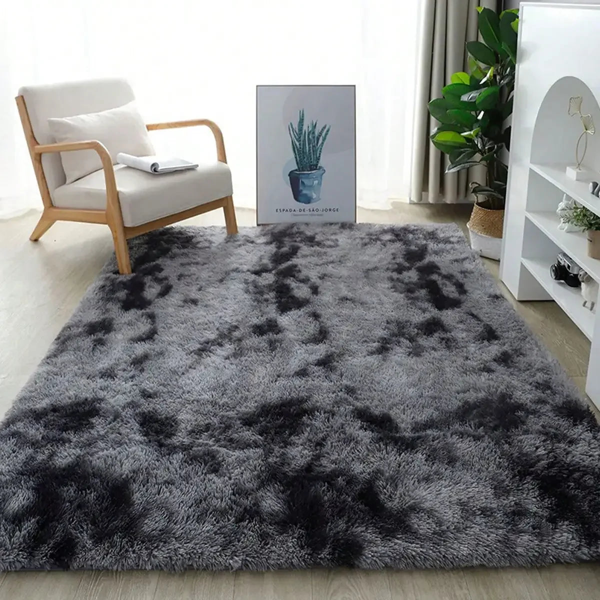 Plüschiger, langfloriger Teppich in dunkelgrau und schwarz mit flauschiger Textur auf einem hellen Holzfußboden.