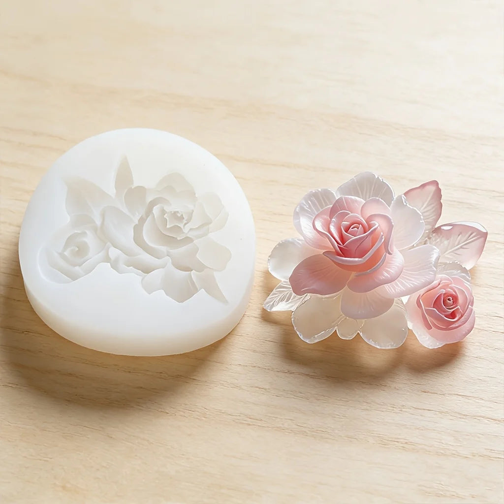 Un moule en silicone en forme de rose rose est exposé sur une surface en bois clair.