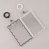 Porta tarjetas de acrílico transparente con cordón negro y llavero adjunto.