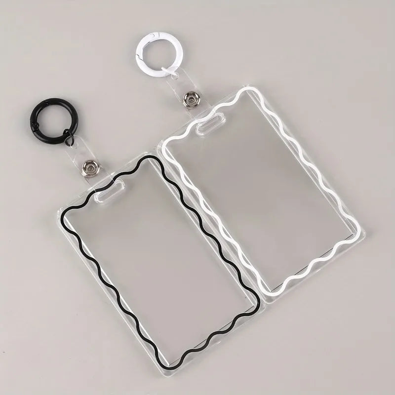 Porta tarjetas de acrílico transparente con cordón negro y llavero adjunto.