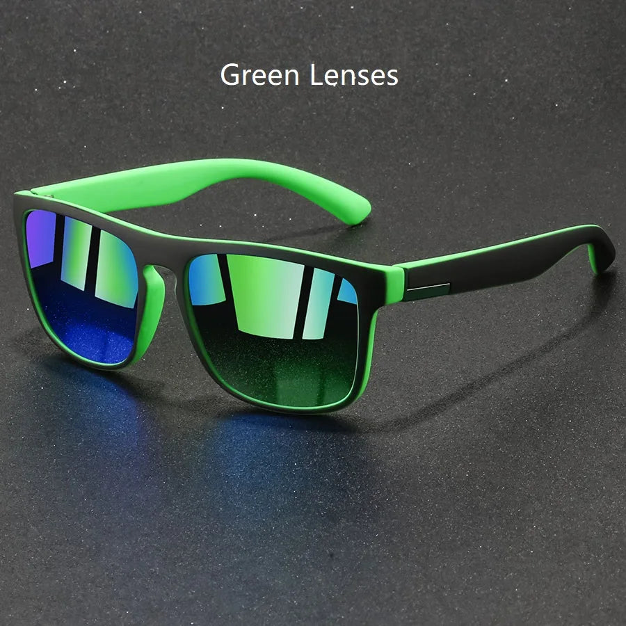 Gafas cuadradas vintage de lentes verdes descansando sobre una superficie oscura.