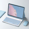 Helles blaues Universal-iPad-Cover mit passendem Bluetooth-Tastatur- und Maus-Cover auf weißem Untergrund.
