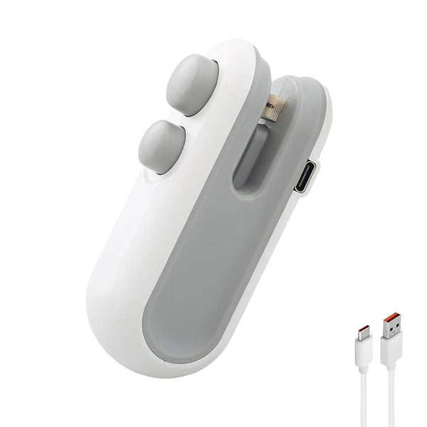 ملف غلق حقيبة USB-C صغيرة بيضاء مع قاطعة، تُعرض من الجانب.